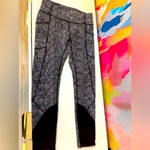 Lululemon black and white geometric print leggings size 6